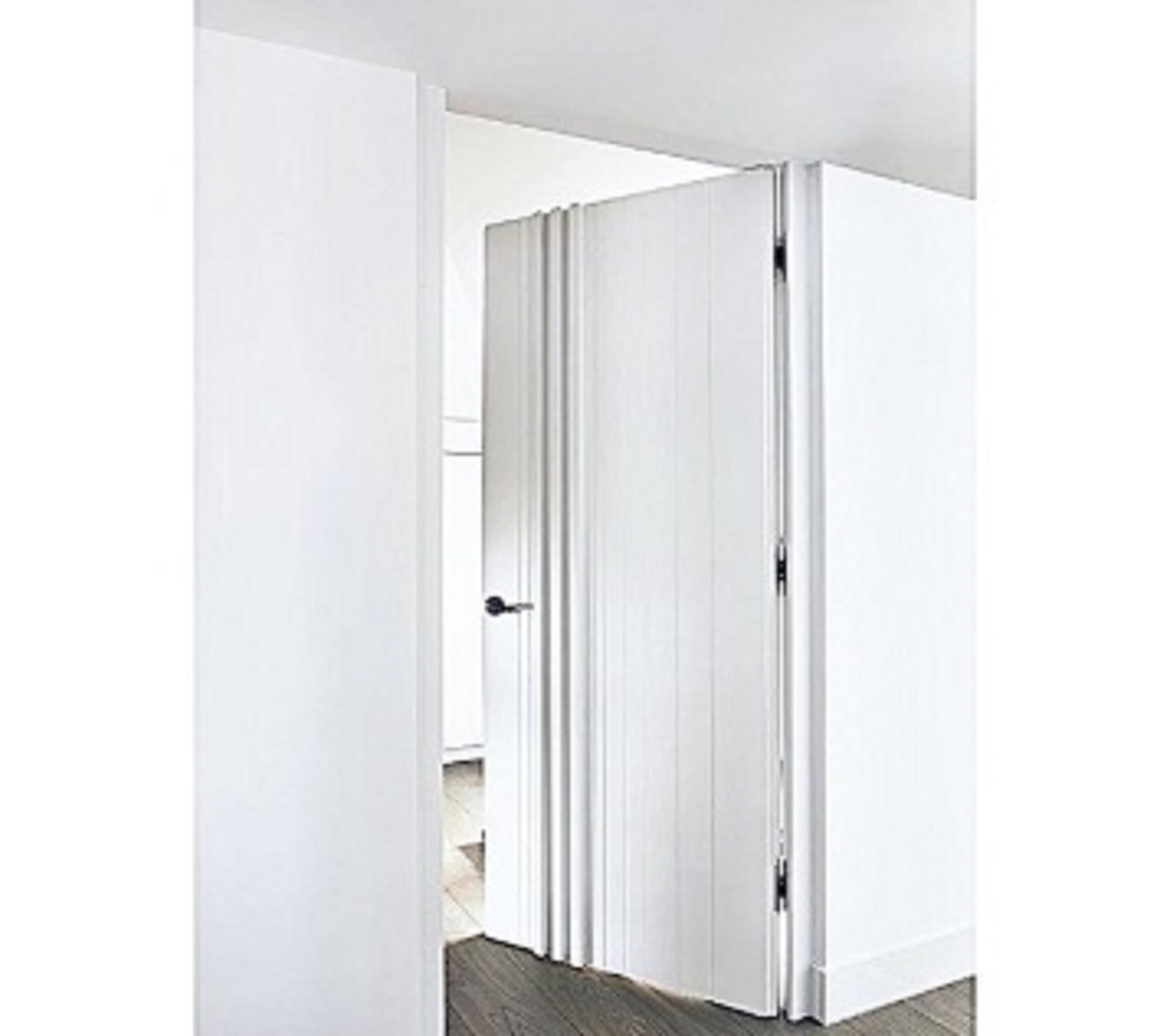 درب سفید ساده با طراحی مینیمال 
